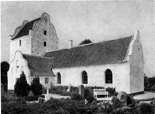 (Foto). Højby kirke set fra sydøst.