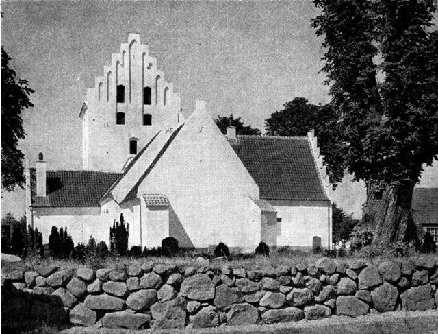 (Foto). Rynkeby kirke set fra øst.