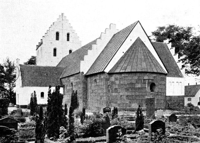 (Foto). Skovby kirke set fra øst.