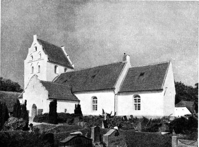 (Foto). Gamborg kirke set fra syd.