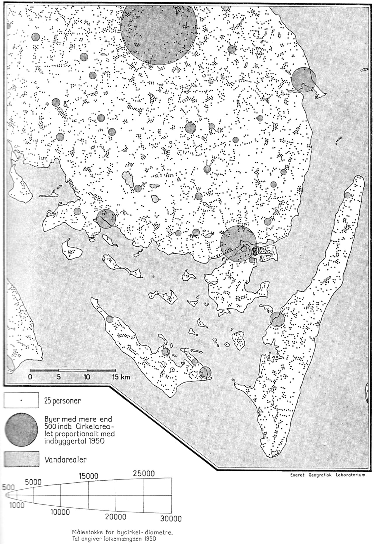 (Kort). Kortet viser befolkningens fordeling 7. nov. 1950. Prikkerne er så vidt muligt anbragt på de personers bosted, som de repræsenterer. Cirklerne, som omfatter folketallet i geografiske byområder, har et areal lig med arealet af de prikker, de modsvarer. Da cirkelarealet altid vil fylde mere end byens virkelige areal, kan priksignaturer for de omgivende landdistrikters befolkning komme til at stå inden for cirkelarealet.Efter Geografisk Laboratoriums befolkningsfordelingskort over Danmark 1:100.000. Redaktion: Aage Aagesen.