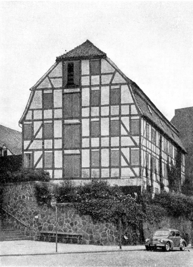 (Foto). »Krøyers pakhus« på bakken over for banegården.