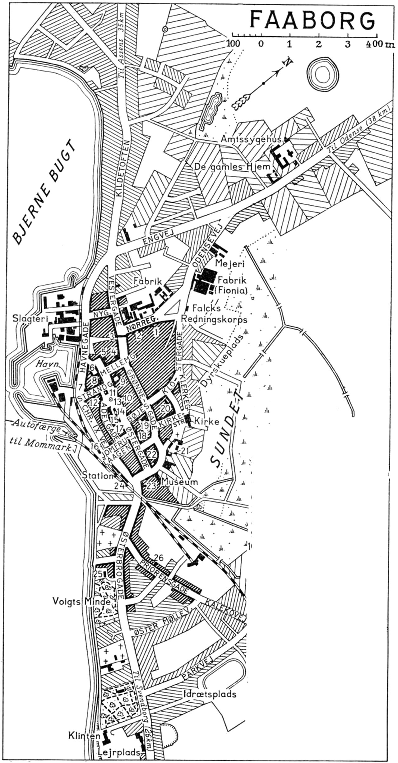 (Kort). 1. Teknisk Skole2. Bryggeriet „Sydfyn”3. Vesterport4. Landbo-Sparekassen f. Fyn5. Apotek6. Hjemstavnsmuseum7. Toldkammer8. Madsens Hotel9. Rasmussens Hotel10. Faaborg Spare- og Laanekasse11. Raad-, ting- og arresthus12. Landmandshotellet13. Kai Nielsens Ymerbrønd14. Sydfyns Discontobank15. Klokketaarnet16. Hotel „Færgegaarden”17. Sydfyns Sparekasse18. Kommunekontor19. Mellem- og realskole20. Stiftelsen af 2’ Januar21. Grundskolen22. Vandrerhjem23. Politikontor24. Posthus og telegrafstation25. Dommerkontor26. MetodistkirkeG.E.C. Gads ForlagRevideret 1953. Geodætisk Institut Eneret