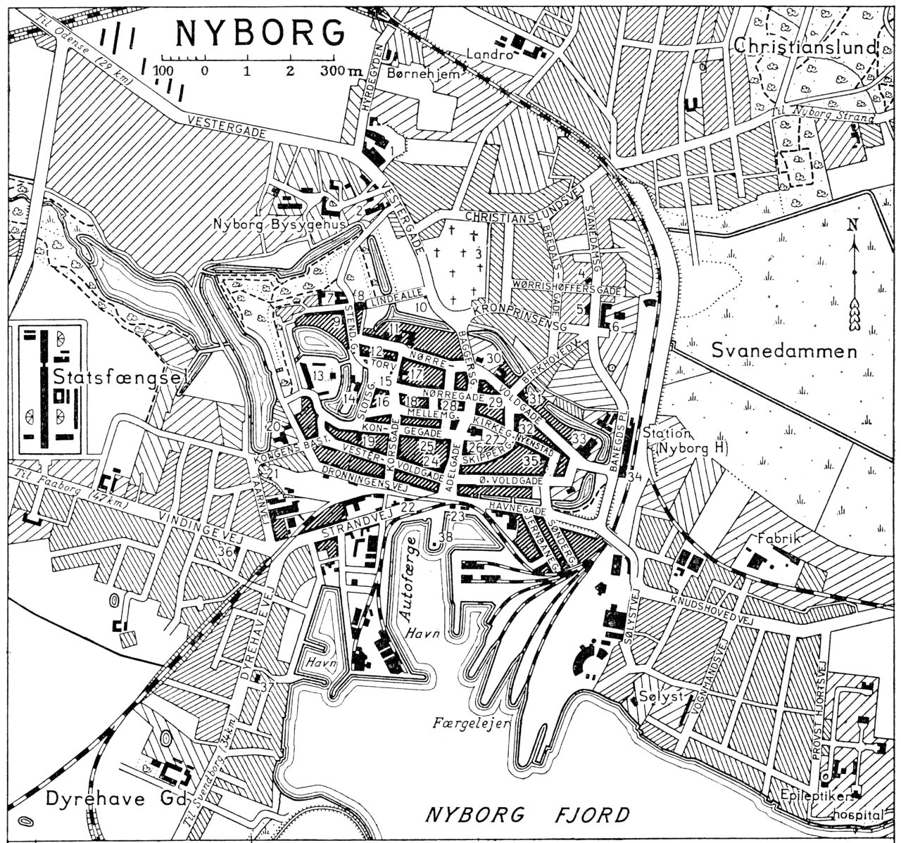 (Kort). 1. Nyborg Jernstøberi2. Statens kostskole f. døve3. Mindesten f. faldne i de slesvigske krige4. Alderdomshjem5. Baggers Stiftelse6. Birkhovedskolen7. Bryggeriet „Carlsminde”8. Landporten9. Ting-. og arresthus m. politikontor10. Mindesten f. slaget v. Nyborg 165911. Nørrevold Skole12. Dommerkontor13. Nyborg Slot (Danehof-Slottet)14. Bibliotek15. Christian IX’s statue16. Landbo Sparekassen f. Fyn17. Raadhus18. Landmandsbanken19. Mads Lerkes Gaard20. Nyborg Gymnasium21. „Den hvide Jomfru”22. Station (Nyborg Syd) og rutebilstation23. Toldkammer24. Hotel „Nyborg”25. Løveapoteket26. Korsbrødregaarden27. Vor Frue Kirke28. Sparekassen f. Nyborg By og Omegn29. Falcks Redningskorps30. Borger- og Haandværkerforeningens Stiftelse31. Teknisk Skole32. Nørrevold Apotek33. Turisthotellet34. Posthus og telegrafstation35. Nyborg private realskole36 „Stella Maris” Mariasøstrenes skole og kapel37. Rekreationshjem (Landsfor. f. Sukkersyge)38. Mindesten f. admiral P. BredalG.E.C Gads ForlagRevideret 1953. Geodætisk Institut Eneret