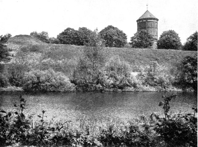 (Foto). Parti fra den tilbageværende del af Nyborgs fæstningsvold (Dronningens Bastion) med voldgraven og vandtårn.