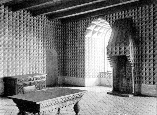 (Foto). Interiør fra Nyborg slot. (»Kongens værelse« i sydenden af slottets øverste etage, med mønsret vægdekoration i kalkfarve).
