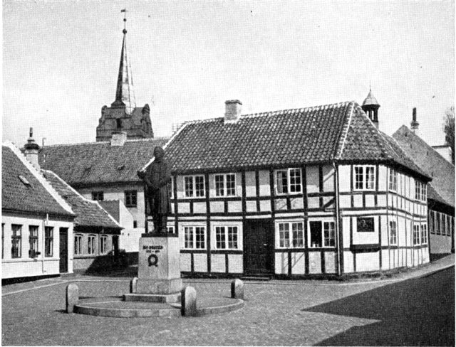 (Foto). Gåsetorvet med H. C. Ørsteds statue, »Skt. Ansgarius Stiftelse« til højre og i baggrunden kirkens spir.