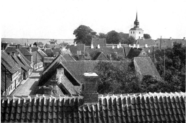 (Foto). Udsigt over Ærøskøbing mod øst. Til venstre Gyden, til højre kirken.