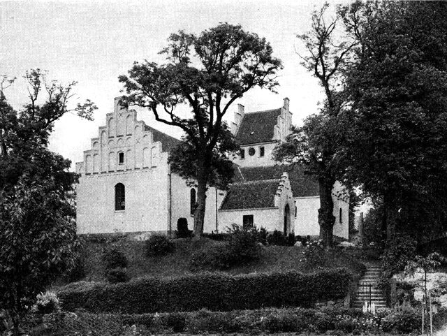 (Foto). Kværndrup kirke set fra sydvest.