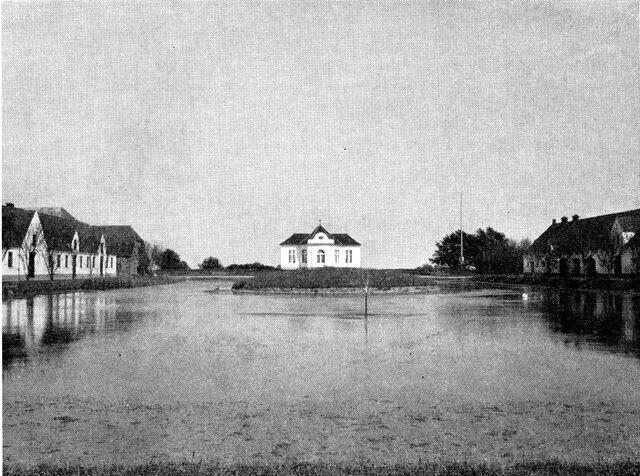 (Foto). Valdemarsslot. Udsigt mod øst mod tepavillonen fra pladsen foran hovedbygningen. Til begge sider avlsbygninger.