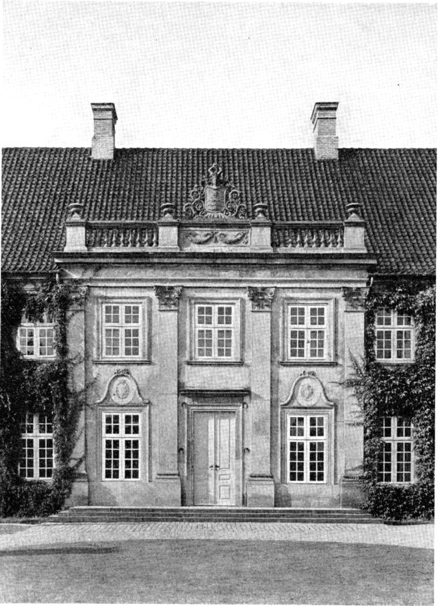(Foto). Juelsberg. Midterparti af hovedbygningens façade mod gården.