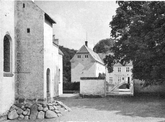 (Foto). Hellerups hovedbygning set fra vest fra kirkegården – med et hjørne af kirken.