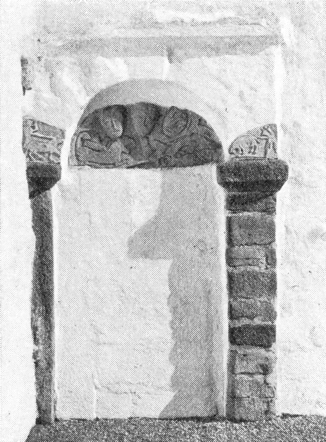 (Foto). Portal med romanske relieffer ved Rise kirkes tilmurede præstedør.