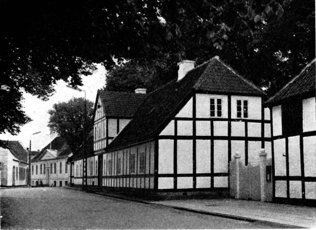 (Foto). Provstegården i Vestergade (opført 1773–74), nu del af Vendsyssels historiske Museum. I baggrunden rådhuset, opført 1833.