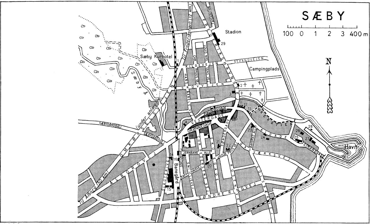 (Kort). 1 Vandrerhjem2 Bibliotek3 Zoneredningskorps4 Baptistkirke5 Sæby og omegns Sparekasse6 Sæby Bank7 Hotel Harmonien8 Rutebilstation9 Hotel Dania10 Sæby Apotek11 Museum. Turistbureau12 Alderdomshjem13 Dommerkontor14 Børnehjem15 Østvendsyssel Andelssvineslagteri16 Toldkammer17 Posthus og telegralstation18 Sæby Jernstøberi og Maskinfabrik19 Administrationsbygning20 Kommuneskole21 Missionshus22 Sygehus23 Ting- og arresthus. Politikontor24 Chr. Rhuus’ Stiltelse25 Kirke26 Sømandshjem27 A/S Sæby Fiskeindustri28 Redningsstation29 PlutoG.E.C.Gads ForlagRevideret 1960. Geodætisk Institut. Eneret