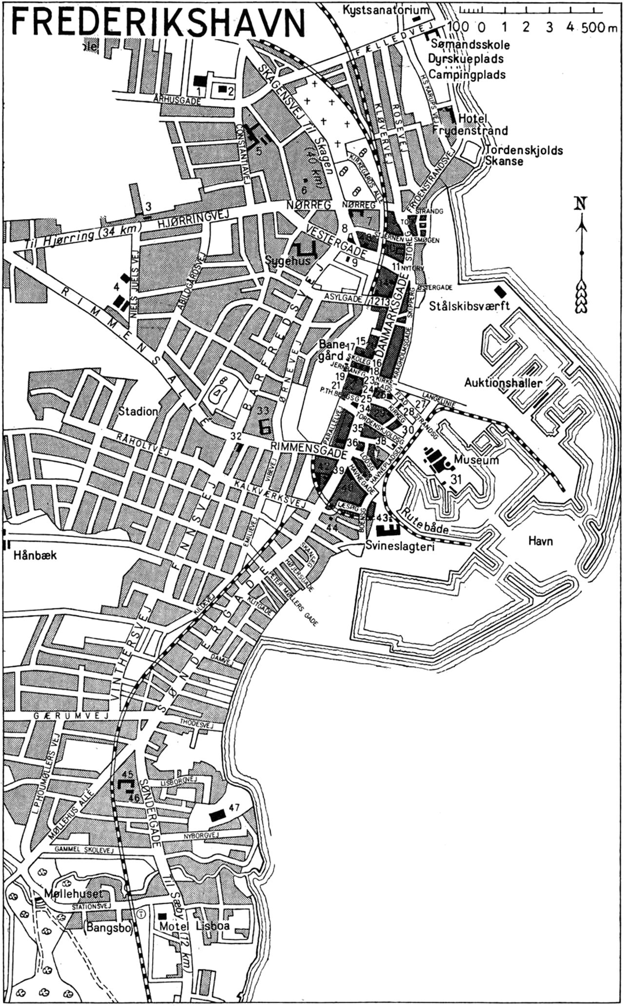 (Kort). 1 Frederikshvan Fiskehermetik & Konservesfabrik2 Skandinavisk Fiskekonservesfabrik3 Skole4 Fabrik, Alpha-Diesel5 Skole6 Vandrerhjem7 Alderdomshjem8 Falcks Redningskorps9 Caspers Stiftelse10 Dommergård11 Ting- og arresthus. Politikontor12 Missionshuset Ebenezer13 Baptistkirke14 Kommunekontor15 Badeanstalt16 Afholds- og Missionshotel17 Posthus og telegrafstation18 Løveapoteket19 Frederikshavns Bank20 Bechs Hotel21 Højskolehjem22 Metodistkirke23 Frederikshavn og omengs sparekasse24 By- og landbosparekassen25 Folkebanken for Frederikshavn og omegn26 Kirke27 Rutebilstation28 Gymnasium29 Teknisk Skole30 Brandstation31 Frederikshavns Værft og Flydedok32 Badmintonhal33 Skole34 Hoffmanns Hotel35 Handelsbanken i Frederikshavn36 Teatersal37 Fey’s skole38 Toldkammer39 Svaneapoteket40 Hotel Dania41 Hotel Cimbria42 Fabrik, Alpha-Diesel43 Turistbureau44 Børnehjem45 Skole46 Kirke47 Jalco, Filetfabrik48 DommerkontorG.E.C.Gads ForlagRevideret 1960. Geodætisk Institut Eneret