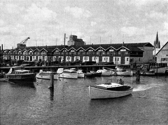 (Foto). Fiskepakhuse ved havnen.