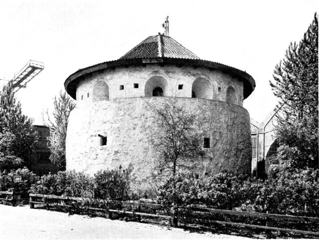 (Foto). Krudttårnet (opført 1686–87), den sidste betydelige rest af citadellet Fladstrand.