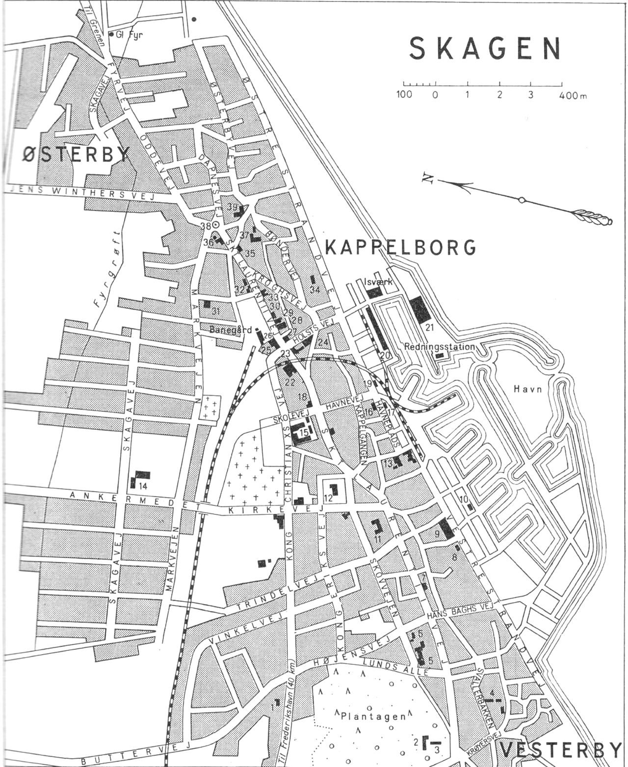 (Kort). 1 Falcks Redningskorps2 Overklitfogedbolig3 Krøyers Hus4 Skagens Fortidsminder5 Sygehus6 Drachmanns Hus7 Ting- og arresthus8 Svenska Sjömanskyrkan9 Fiskehermetikfabrik10 Sømandshjem11 Alderdomshjem12 Kirke13 Hotel Skandinavien14 Skole15 Skole16 Hotel Cimbria17 Toldkammer18 Apotek19 Sømandshjem20 Auktionshal21 Auktionshal22 Karstens Hotel23 Foldens Hotel24 KFUM’s Hotel25 Skagens Hotel26 Turistbureau. Rutebilstation27 Skagens Bank28 Clausens Hotel29 Posthus og telegrafstation30 Dommerkontor31 AFholdshotel32 Kommunekontor33 Sparekassen for Skagen og omegn34 Hotel Strandly35 Politikontor36 Teknisk Skole37 Museum38 Daphne-stenen39 Brøndums HotelG.E.C.Gads ForlagRevideret 1960. Geodætisk Institut Eneret