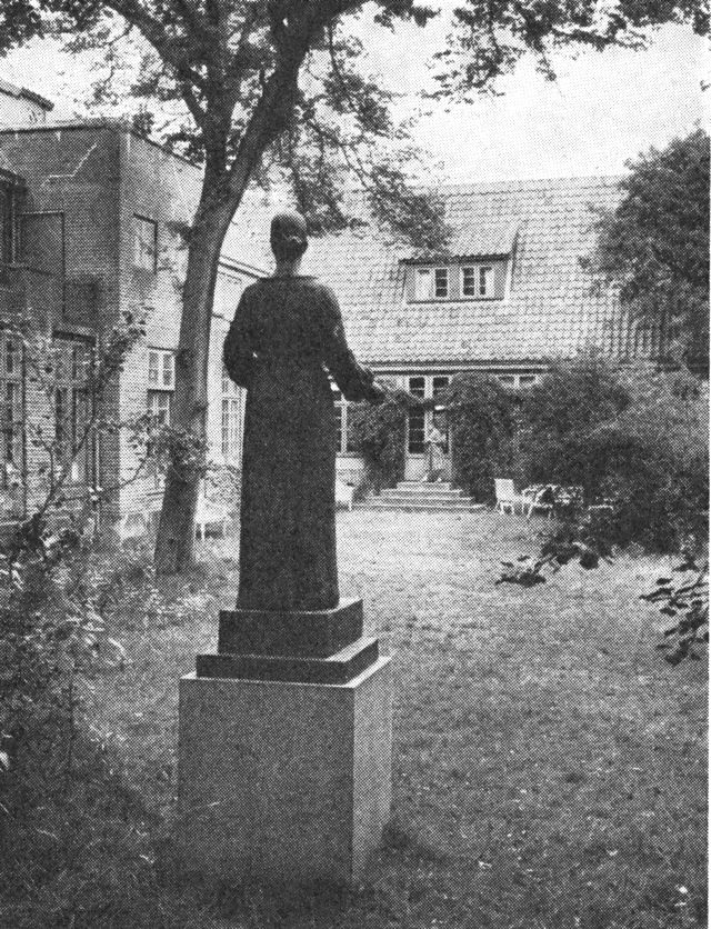 (Foto). Skagens Museum set fra den gamle Brøndum’ske have. I forgrunden Astrid Noacks statue af Anna Ancher.