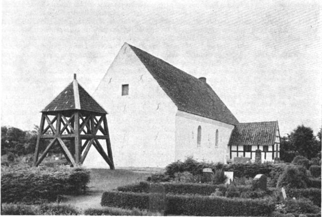 (Foto). Asdal kirke med våbenhus af bindingsværk. Set fra nordøst.