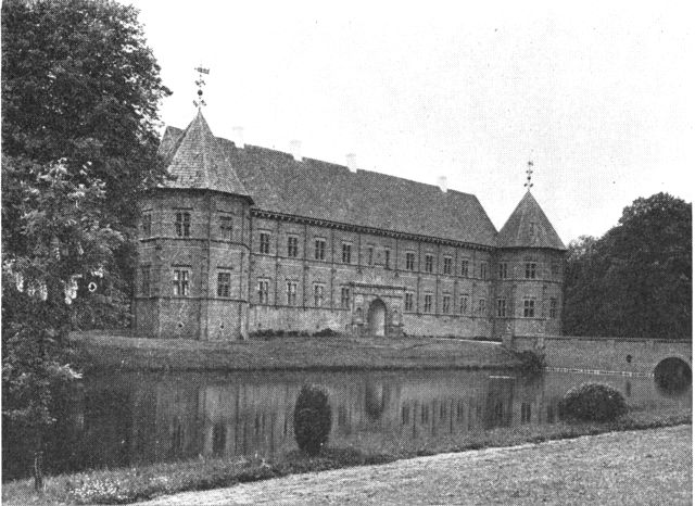 (Foto). Voergård. Hovedbygningens østfløj. Opført 1586–91.