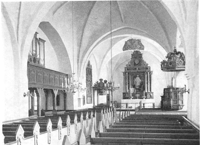(Foto). Dronninglund kirkes indre set mod koret.
