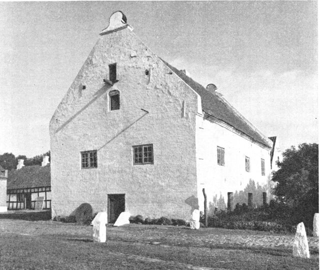 (Foto). Renæssance-stenhus fra slutningen af 1500årene, nu vestfløj i Hjermeslevgård.