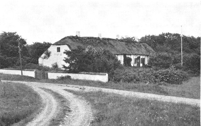 (Foto). Gammel bindingsværksgård i Lerup. Opført 1678.