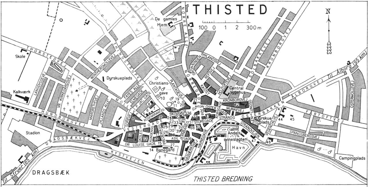 (Kort). 1 Langdyssen2 Thisted Bryghus3 Borgerskole4 Katolsk-apostolsk kirke5 Afholdshotel6 Baptistkirke7 Amtstue8 Centralbibliotek. Turistbureau9 Kongepladsen (5 mindesmærker)10 Mindesmærke (Kr. Kold)11 Friluftsteater12 Jernbanehotel13 Teknisk Skole14 Rutebilstation15 Hotel Phønix16 Landbosparekassen17 Missionshotel18 Amtmandsbolig med amtskontor19 Mindesmærke (I. P. Jacobsen)20 Mindesmærke (Frederik VII)21 Grand Hotel22 Krejbergs Stiftelse23 Handels- og landbrugsbanken24 Løveapoteket25 Landmandshotellet26 Politikontor27 Posthus og telegrafstation28 Missionshus29 Kirke30 I. P. Jacobsens gravsted31 Museum32 Mindesmærke (Christian IX)33 Rådhus, ting- og arresthus, dommerkontor34 Sparekassen f. Thisted amt35 Kommunekontor36 Hotel Royal37 Turistforening38 Landmandsbanken39 Svaneapoteket40 Toldkammer41 Hotel Ålborg med håndværkerforening og teatersal42 Gymnasium med idrætshal43 Falcks Redningskorps44 Ungdomskollegium45 Vandrerhjem46 Koopmanns Svineslagteri47 Offentligt slagtehusG.E.C.Gads ForlagRevideret 1960. Geodætisk Institut. Eneret