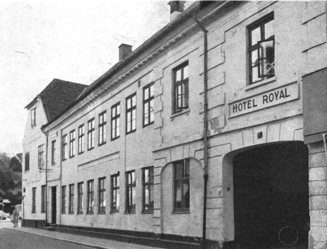 (Foto). Hotel Royals facade mod Torvegade. Opført i 1. halvdel af 1800 årene.