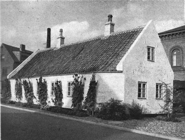 (Foto). Digteren J. P. Jacobsens fødehjem. Huset er fra slutningen af 1700årene.