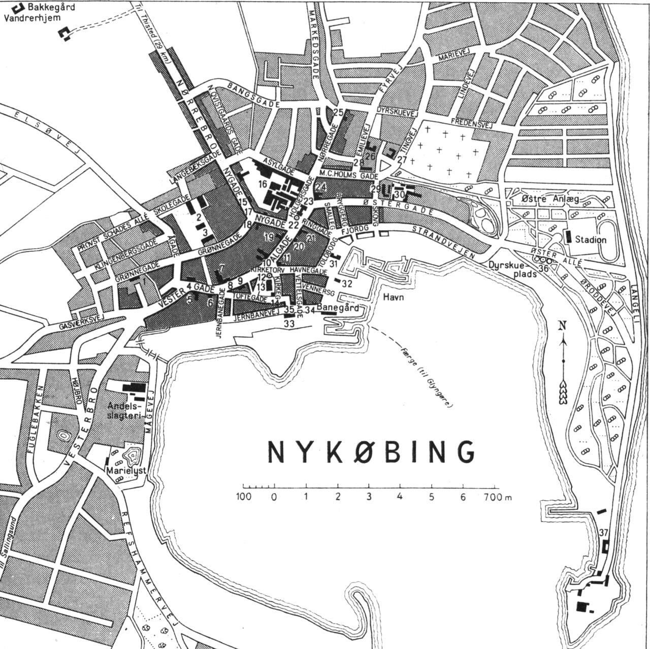 (Kort). 1 Dueholm Museum2 Folke- og realskole3 Gymnasium4 Hotel Hamlet5 Markvorsens Hotel6 Sparekasseforeningen7 Håndværker- og industriforening. Teatersal8 Skt Clemens Apotek9 Morslands Folkebank10 Missionshotellet Bendix11 Spare- og lånekassen for Nykøbing Mors og omegn12 Morsøføllet13 Kirke14 Bibliotek15 Hotel Børsen16 Morsø Jernstøberi17 Dommerkontor18 Morsø Afholdshotel19 Morsø Bank20 Turistbureau21 Svaneapoteket22 Mindesmærke (Christian IX)23 Rådhus24 Centralhotellet. Arbejdernes forsamlingsbygn. m. teatersal25 Zoneredningskorps26 Alderdomshjem27 Ting- og arresthus. Politikontor28 M.C. Holms Stiftelse29 N.A. Christensens Stiftelse30 Sygehus31 Falcks Redningskorps32 Toldkammer33 Rutebilstation34 Teknisk Skole35 Posthus og telegrafstation36 Østerspigen37 Limfjordsøsters-KompagnietG.E.C. Gads GoriagRevideret 1960. Geodætisk Institut. Eneret.