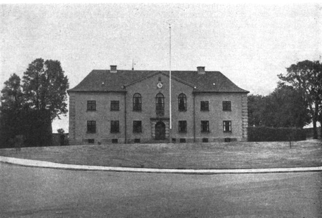 (Foto). Ting- og arresthuset. Opført 1922–23.