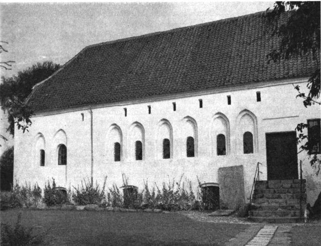 (Foto). Den bevarede fløj af det middelalderlige Dueholm kloster. Nu hjemsted for Morslands historiske Museum.