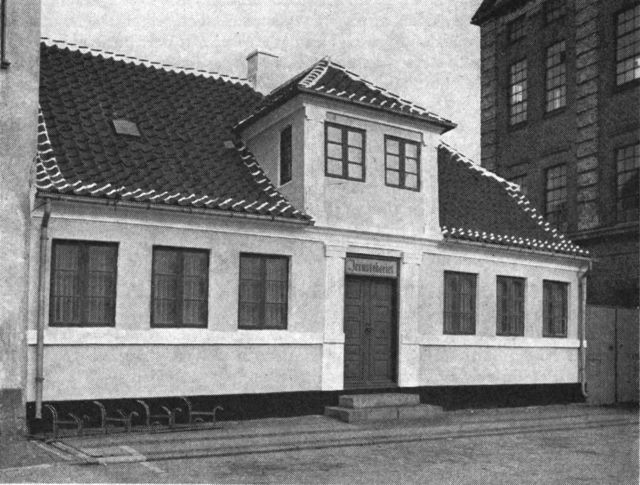 (Foto). Kvisthus i Holgersgade i; tidligere kontorbygning for jernstøberiet. Karakteristisk nordjysk købstadhus fra ca. 1830–40.