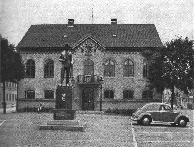 (Foto). Rådhuset. Opført 1846–47. I forgrunden en bronzestatue af kong Christian IX.