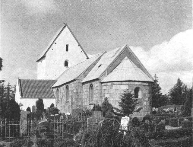 (Foto). Gøttrup kirke set fra øst.