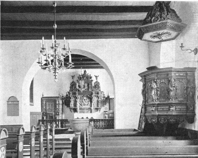 (Foto). Hundborg kirke. Interiør. Altertavle og prædikestol er udført 1690–91 af Søren Pedersen Kolding.