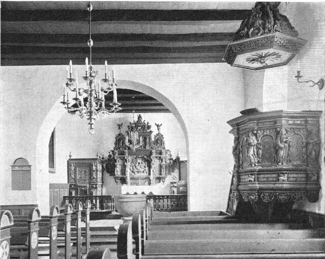 (Foto). Hundborg kirke. Interiør. Altertavle og prædikestol er udført 1690–91 af Søren Pedersen Kolding.