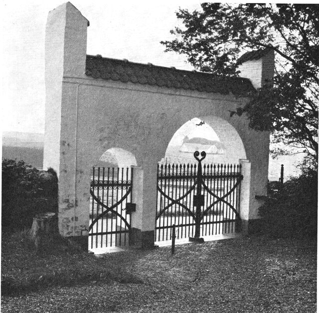 (Foto). Kirkegårdsport i Jannerup, opf. o. 1900.