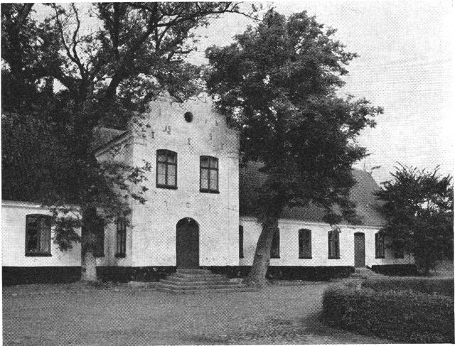 (Foto). Glomstrup. Hovedbygningens gårdfaçade.