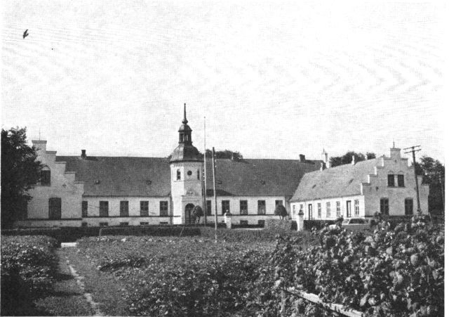 (Foto). Blistrup. Hovedbygningen set fra nord. Opført 1875–76.