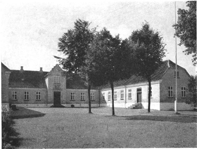 (Foto). Ullerup. Hovedbygningen set fra nord. Opført 1863.