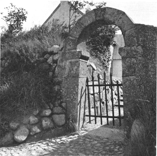 (Foto). Sydportalen fra Sønder Dråby kirke, nu anbragt som indgang i kirkegårdsdiget.