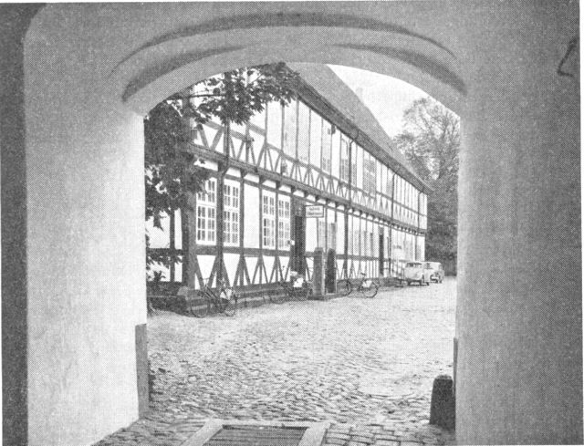 (Foto). Ålborg slot. Østfløjen set gennem porten i nordfløjen.