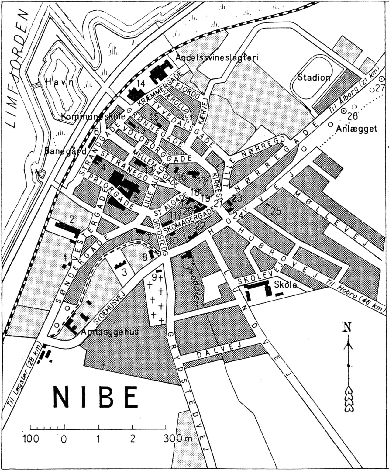 (Kort). 1 Zoneredningskorps2 Limfabrik Limfjorden3 Alderdomshjem4 Jernbanehotellet5 Beslagfabrik6 Posthus7 Nibe og Oplands Bank8 Dommerkontor9 Kapel10 Spare- og lånekassen for Nibe by og omegn11 Turisthotel12 Hotel Nibe13 Rådhus14 Emballagefabrik15 Teknisk Skole16 Missionshus Ebenezer17 Kirke18 Nibe Apotek19 Rutebilstation. Turistbureau20 Hotel Phønix21 Torvet22 Stiftelsen Høygaards Minde23 Politikontor24 Ting- og arresthus25 Jehovas Vidners Rigssal26 Mindesten (Lærer Jens Povlsen)27 Mindesten (Apoteker Annæus Nielsen)G.E.C. Gads ForlagRevideret 1960 Geodætisk Institut Eneret