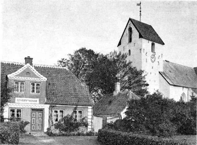(Foto). Nibe kirke set fra sydvest. Huset i forgrunden (opført 1827) er sprogforskeren K.J. Lyngbys fødested og tilhører legatstiftelsen »Lyngby’s Minde«.