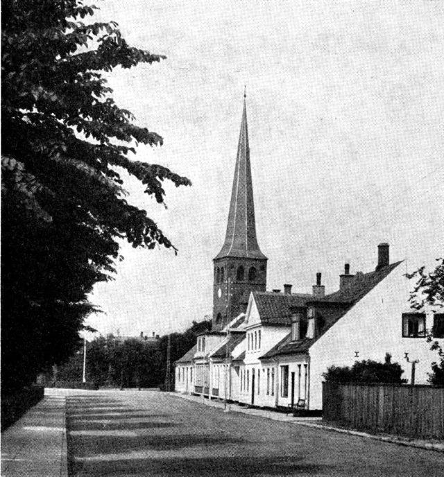 (Foto). Gadeparti i Løgstør med kirkens tårn.