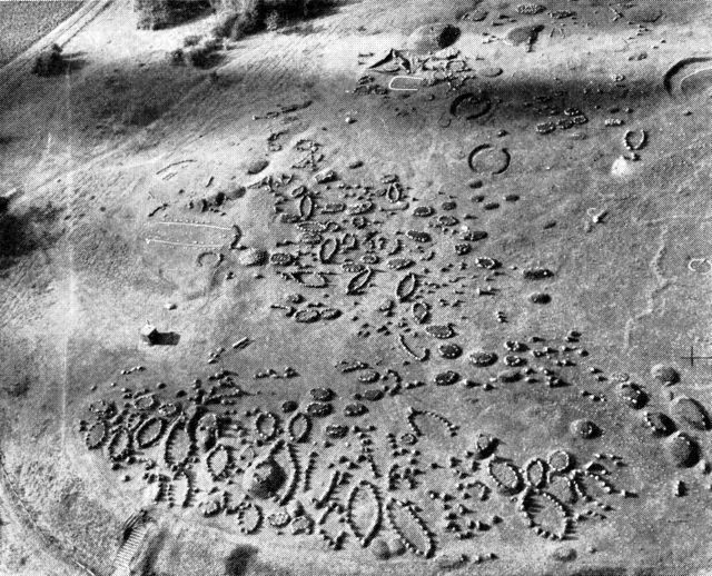 (Foto). Lindholm Høje. Luftfotografi af den udgravede gravplads med stensætninger.
